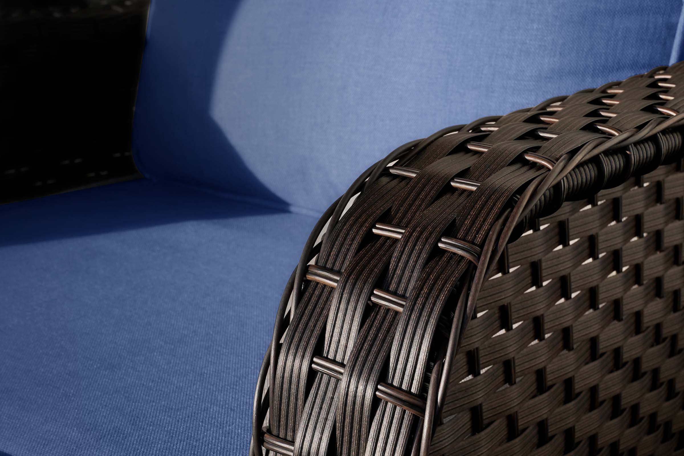 Wide Curved Armrests of 6-Piece_Outdoor_Wicker_Swivel_Chairs_Conversation_Navy Set.#color_navy